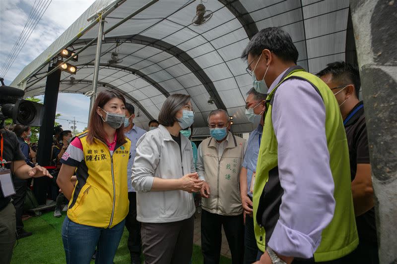  蔡英文指出，民間的參與是很重要的關鍵，各地的獸醫及獸醫系的師生都投入注射疫苗。（圖／總統府提供）