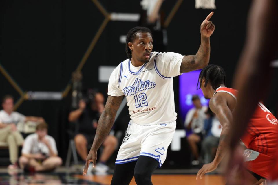 La Familia player Eric Bledsoe signals to his teammates during a The Basketball Tournament semifinal against Carmen’s Crew on Friday in Philadelphia. Bledsoe scored 11 points in the loss.