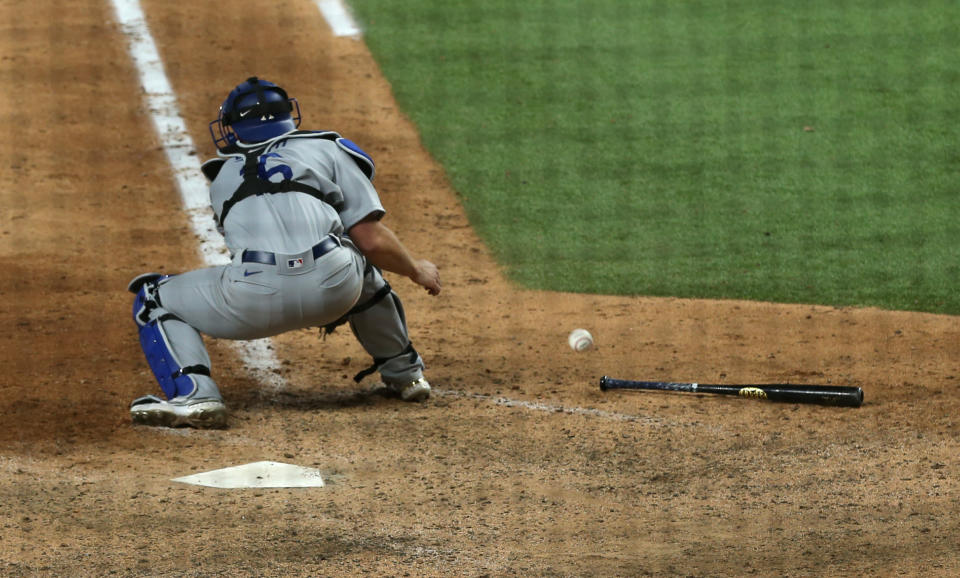 ARLINGTON, TX - OCTOBER 24: Arlington, Texas,  Saturday, October 24, 2020 Catcher Will Smith mishandles a throw, allowing Tampa Bay Rays left fielder Randy Arozarena (56) to score the winning run in the bottom of the ninth in game four of  the World Series at Globe Life Field. (Photo by Robert Gauthier/ Los Angeles Times via Getty Images)