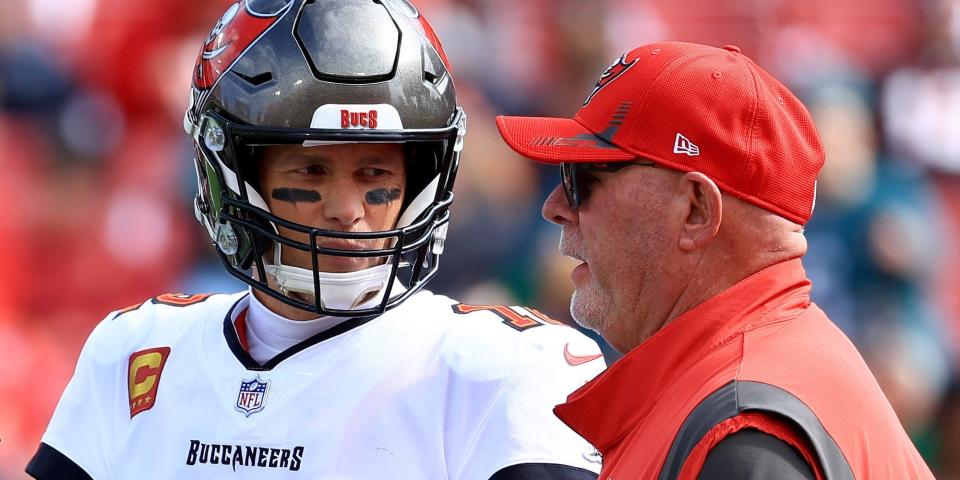 Tom Brady speaks to Bruce Arians during a game in 2022.