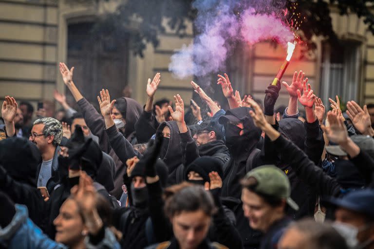 Manifestantes salen a las calles en París por la situación económica