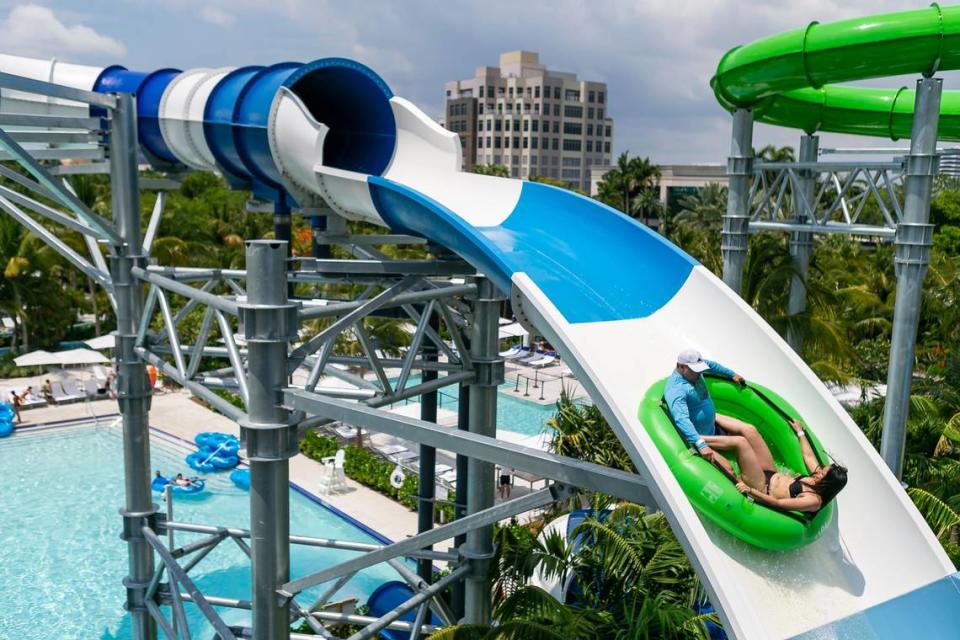 Los huéspedes se lanzan por un tobogán de agua en el Tidal Cove Waterpark de JW Marriott Miami Turnberry Resort & Spa el sábado 8 de junio de 2019. El parque cuenta con siete toboganes acuáticos, una piscina de surf FlowRider y un río lento, entre otras instalaciones.