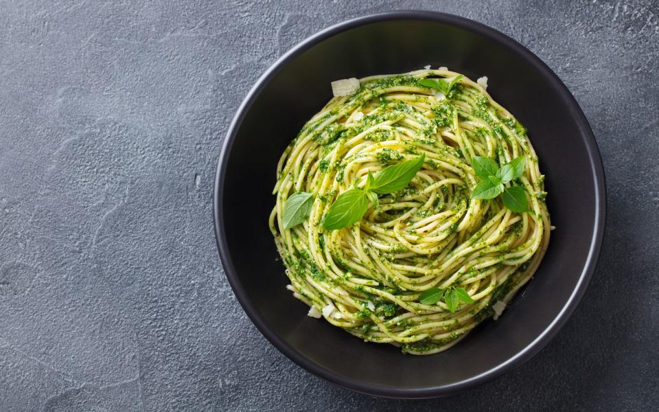 Nudeln sind ein wahres Allround-Talent. Ob mit Tomatensauce, Pesto oder mit Knoblauch und Öl - der Klassiker kann so einfach und vielseitig sein. (Bild: iStock / AnnaPustynnikova)