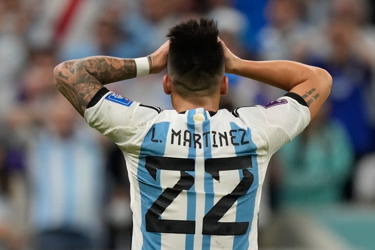 El delantero Lautaro Martínez durante el encuentro entre la Argentina y Países Bajos por los cuartos de final de la Copa de Mundo Qatar 2022, en el estadio Lusail de Doha.
