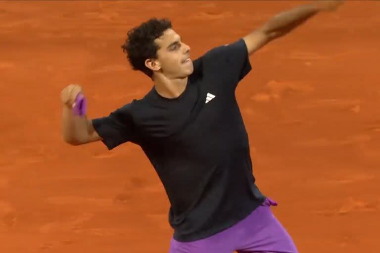 Cerúndolo arroja su muñequera a la tribuna del Goran Ivanisevic Stadium durante los festejos tras obtener el título