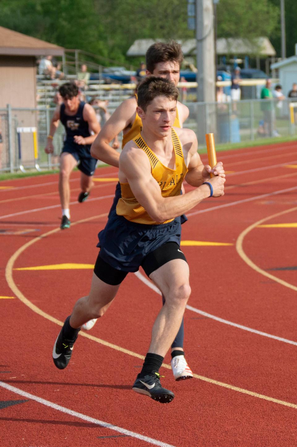Jordan Barnes sprints away to help Hillsdale win the 4x200-meter relay