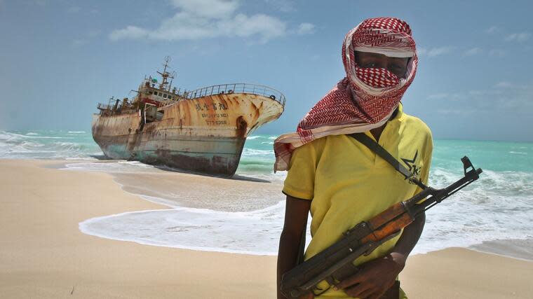 Ein Pirat posiert vor einem Schiff in Somalia. Dort ist die Zahl der Piratenangriffe mittlerweile gesunken. Doch nun melden Reedereien vermehrt Angriffe im Golf von Guinea vor Westafrika. Foto: dpa Picture-Alliance 