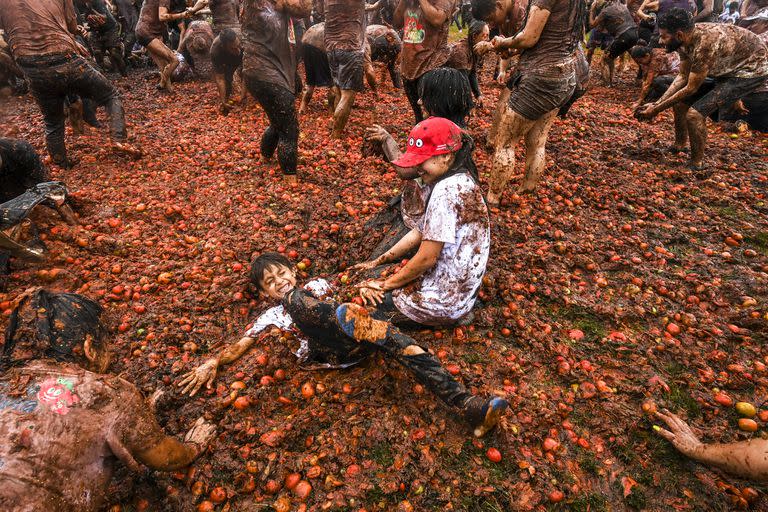 Varios niños participan en el décimo Festival anual de la Lucha del Tomate, conocido como 