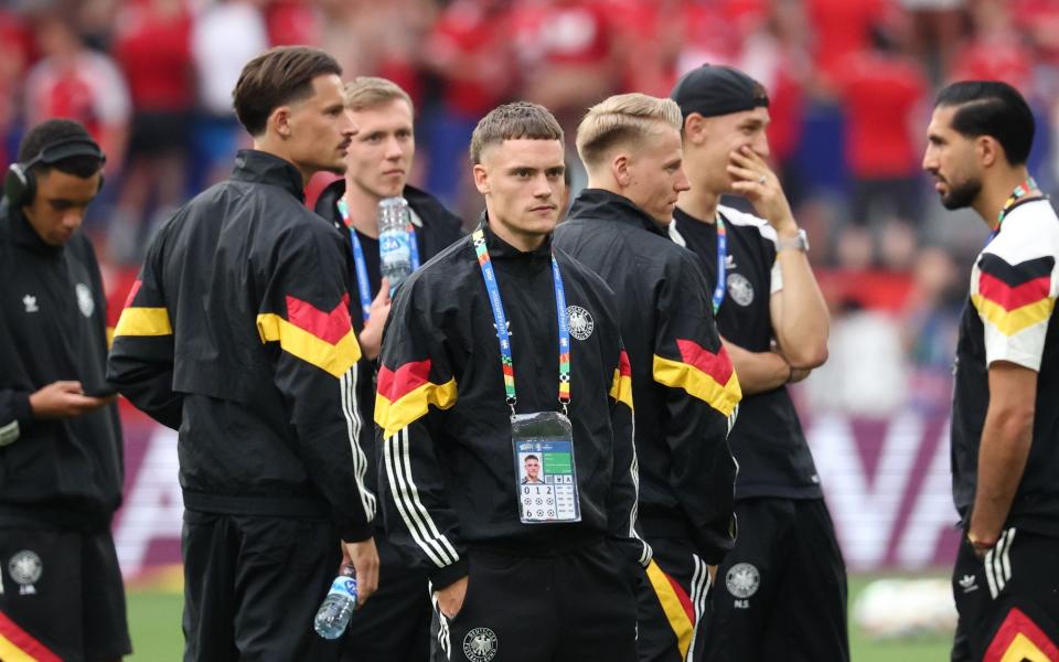 Florian Wirtz of Germany (C) and teammates during the pitch inspection