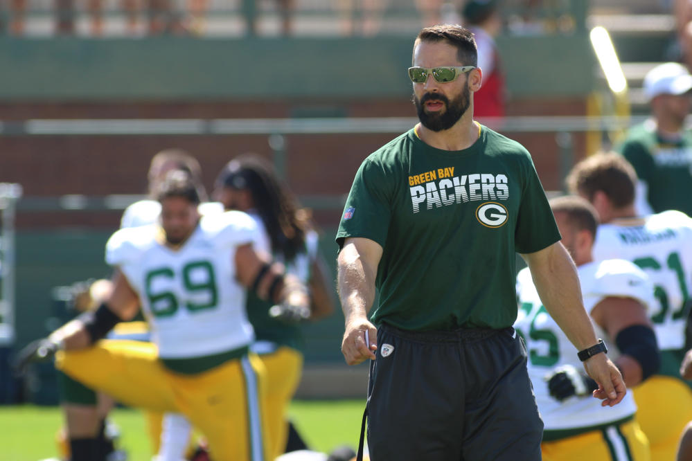 KRT SPORTS STORY SLUGGED: REDSKINS-PACKERS KRT PHOTO BY DAN POWERS/APPLETON  POST-CRESCENT (September 24) GREEN BAY, WI -- Green Bay Packer Chris Gizzi  brings out the American flag during opening ceremonies before the