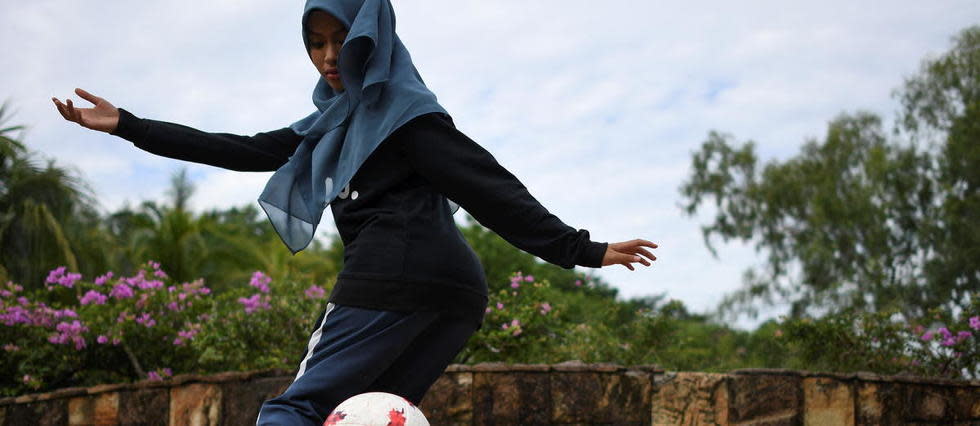 Une jeune femme de 18 ans jouant au football à Kuala Lumpur (photo d'illustration).
