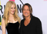 <p>Country-Star Keith Urban bekam gleich drei Preise auf einmal überreicht, die er gar nicht alle auf einmal tragen konnte, sodass ihm seine Frau Nicole Kidman dabei unter die Arme greifen musste.<br>(Foto: WENN) </p>