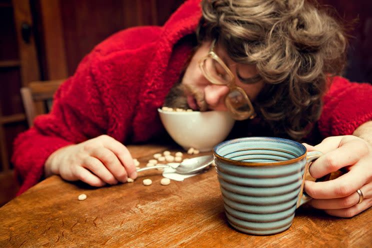 Dormir mal podría volverte adicto a la comida. RyanJLane/Getty Images.