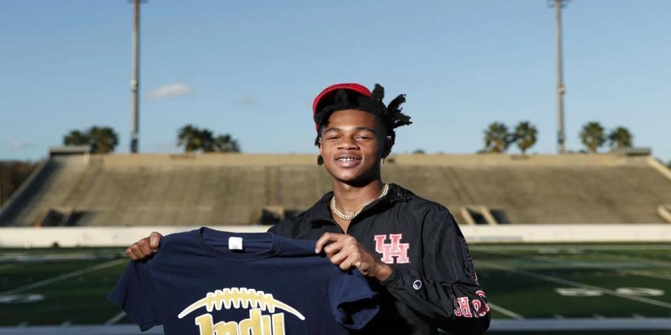 Tank Dell signed with the University of Houston after spending one season at Independence Community College in Kansas.