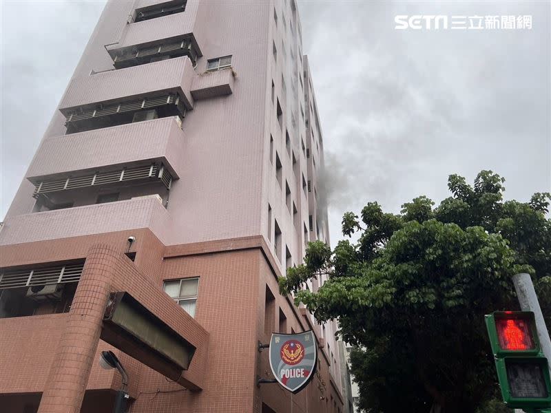 台北市蘭雅派出所5樓宿舍起火燃燒。（圖／翻攝畫面）