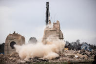 <p>Einen Tag nach Beginn der Abrissarbeiten steht nur noch ein Turm. „Das erlebt man nicht jeden Tag, dass einem die Heimat genommen wird“, zitiert „rp-online.de“ einen ehemaligen Einwohner. </p>