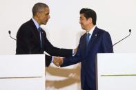 US President Barack Obama (L) shakes hands with Japanese Prime Minister Shinzo Abe in Shima on May 25, 2016