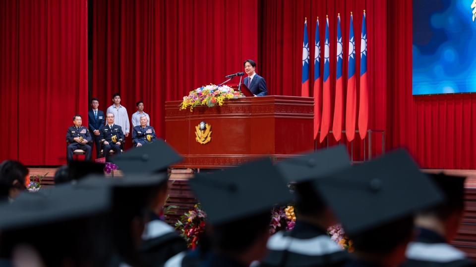 總統賴清德主持警察大學聯合畢業典禮，典禮上國旗、國歌、國父遺像三項要素無一缺漏。資深媒體人黃暐瀚認為，不論藍綠白誰來執政，都必須維護中華民國的主權，不能「消滅中華民國」。   圖：總統府提供