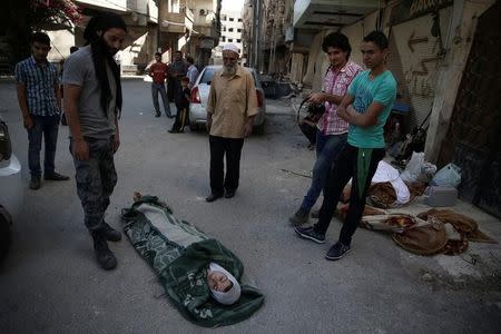 Actors perform a scene in a film directed by Humam Husari in the rebel-held besieged town of Zamalka, in the Damascus suburbs, Syria September 19, 2016. REUTERS/Bassam Khabieh