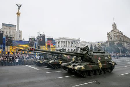 Self-propelled howitzers drive during Ukraine's Independence Day military parade in central Kiev, Ukraine, August 24, 2016. REUTERS/Gleb Garanich