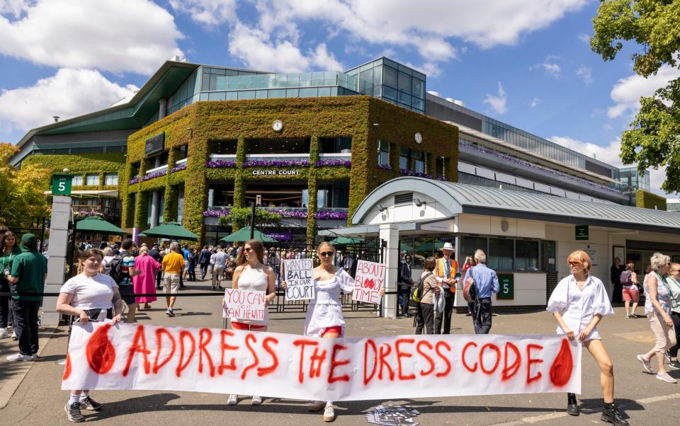 Se realizó una protesta en Wimbledon en 2022 denunciando el estricto código de vestimenta completamente blanco - Heathcliff O'Malley