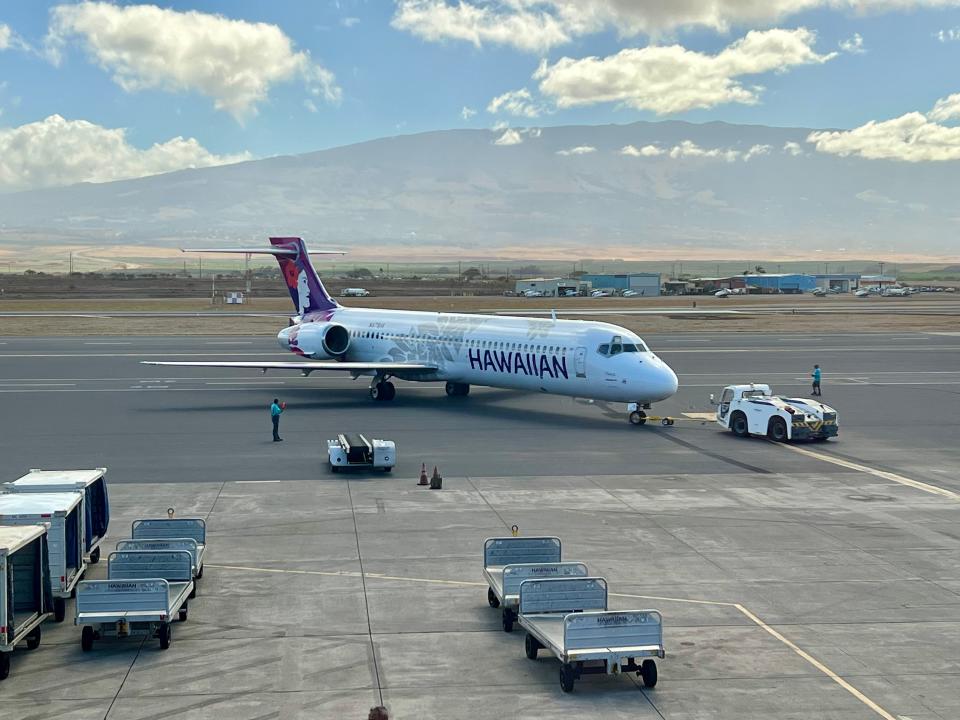 A Hawaiian Airlines Boeing 717 at Maui airport in Hawaii.