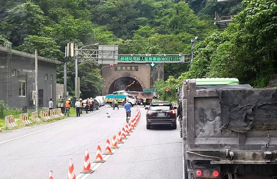 台9線蘇花公路161.2公里處匯德隧道北口30日下午發生一起車禍，一度造成雙向交通受阻，至下午近3時恢復雙向通車。（新城警分局提供）