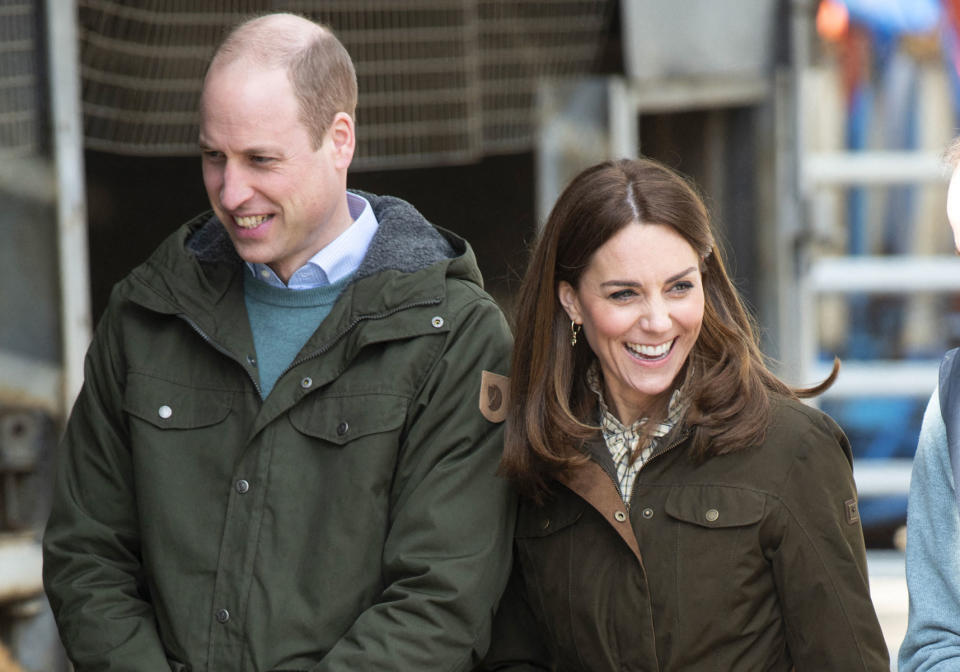 Le duc et la duchesse de Cambridge sont en visite officielle à Dublin depuis deux jours. Censé permettre de renforcer les liens entre la République d’Irlande et le Royaume-Uni à l’heure du Brexit, ce court séjour se termine ce jeudi 5 mars. Hier, Kate Middleton et le prince William se sont rendus dans la ferme Teagasc, pour en apprendre plus sur la politique d’agriculture durable menée dans le pays. L’occasion pour le couple royale de rencontrer des spécialistes, des chercheurs et des agriculteurs. Ensemble, ils ont discuté de nutrition, de production alimentaire et d’environnement. Le couple royal a donné une excellente impression aux employés de la ferme. « Ils semblent réellement intéressés par ce qui se passe en ce moment pour les agriculteurs et sont très bien informés. Ils se sont montrés très compréhensifs sur le sujet. C’était très facile de parler, très engageant. On ne pouvait pas rêver d’un couple plus sympathique », a déclaré Edward O’Riordan, le chef de l’entreprise agro-alimentaire, au « Daily Mail ». Le ministre de l’agriculture irlandais, Michael Creed, a pour sa part beaucoup apprécié cette visite. « Nos relations avec le Royaume-Uni au niveau politique reflètent les liens étroits qui nous unissent », a déclaré l’homme politique au journal britannique.Une balade romantique sur le bord de merAvant de quitter l’établissement, Kate Middleton et le prince William ont rencontré un groupe d’écoliers qui leur ont fait une présentation détaillée de la nourriture consommée en Irlande, de l’agriculture et de la nutrition en général.Après cela, le couple Cambridge s’est offert une balade romantique sur la péninsule de Howth, à l’Est de Dublin. « Ils ont dit qu’ils ne pouvaient pas venir en Irlande et ne pas aller voir le littoral », a raconté le ministre de l’environnement, Richard Bruton, dans les colonnes du « Daily Mail ». Dans ce lieu très touristique, Kate et William sont apparus très amoureux, se tenant la main et riant ensemble.