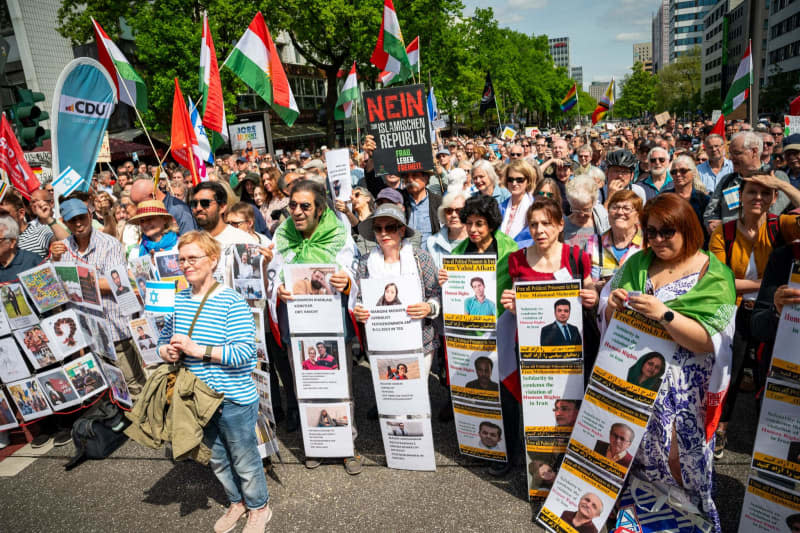 Demonstrators protest on the Steindamm against Islamism and anti-Semitism and for liberal values and the Basic Law The demonstration in St. Georg is planned as a counter-rally to a gathering organized by Islamists who caused outrage nationwide last Saturday at the same location with calls for a caliphate. Jonas Walzberg/dpa