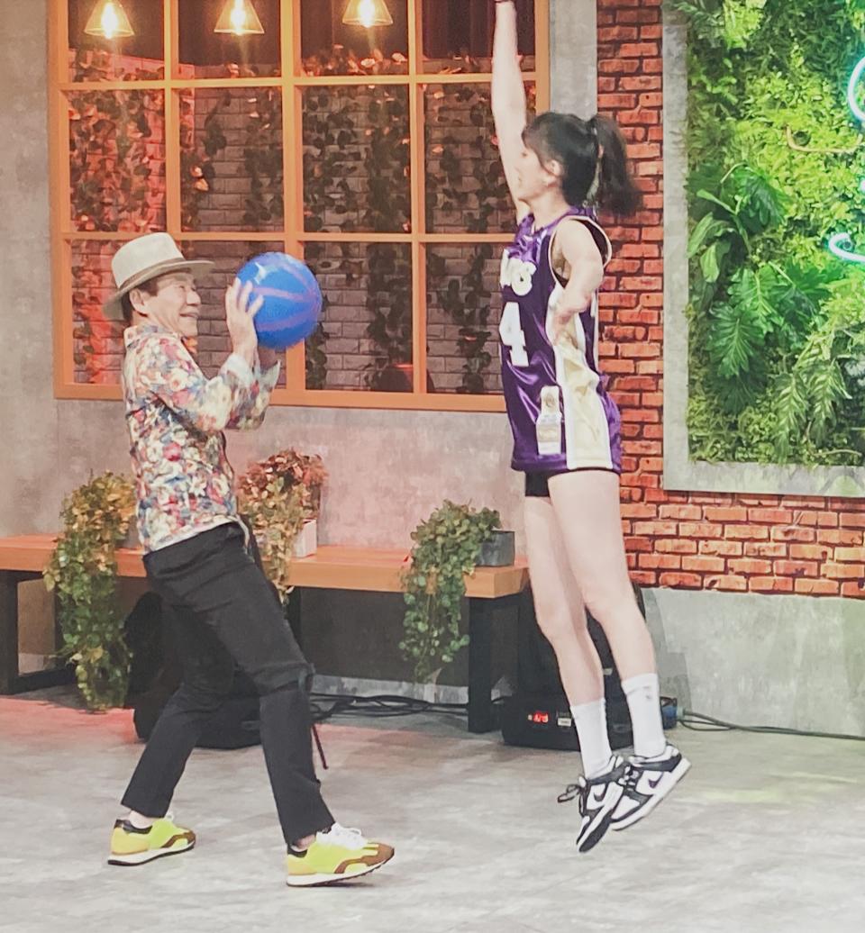 趙傳在陳國華節目上，與籃球女孩洗菜一起打籃球。（圖／開麗娛樂 提供）