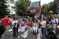 Allein sind Beatles-Fans dort allerdings nicht. Sie müssen sich den Zebrastreifen unweit der Abbey Road Studios oft mit etlichen anderen Touristen teilen. (Bild-Copyright: Ray Tang/REX Shutterstock)