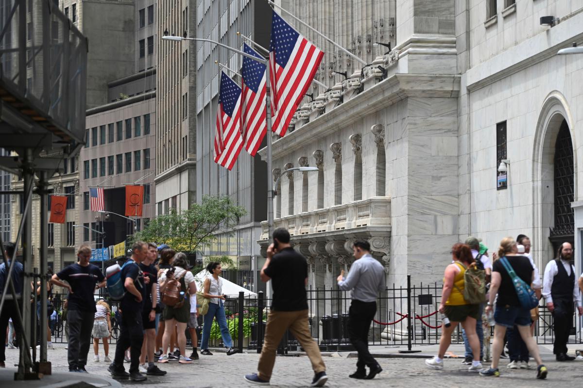 Wall Street and FTSE lower despite US economy growing faster than expected