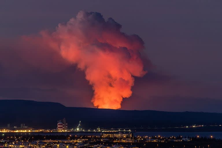 Islandia: las impresionantes imágenes del río de lava que recorre una ciudad de ese país