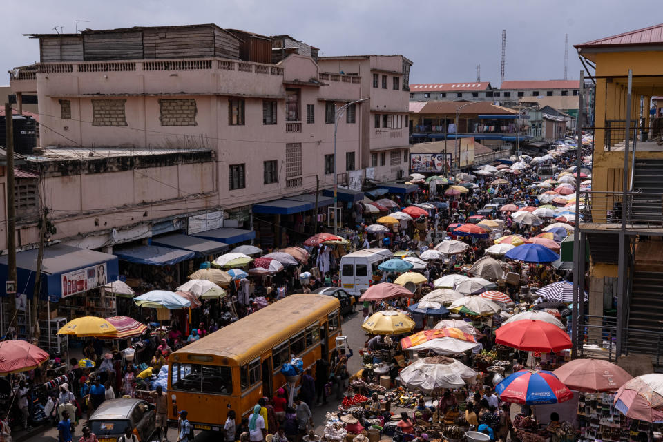 Obra en secciones de la Ruta Nacional Seis, carretera que conecta a la capital de Ghana, Acra, con la segunda ciudad más grande del país, Kumasi, el 16 de agosto de 2023. (Francis Kokoroko/The New York Times)