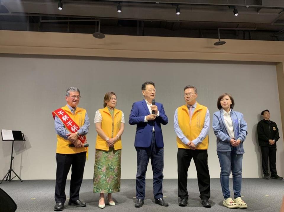 國民黨副總統參選人趙少康今出席台北市高中職家長會長協會歲末聯誼受訪。（張薷攝）