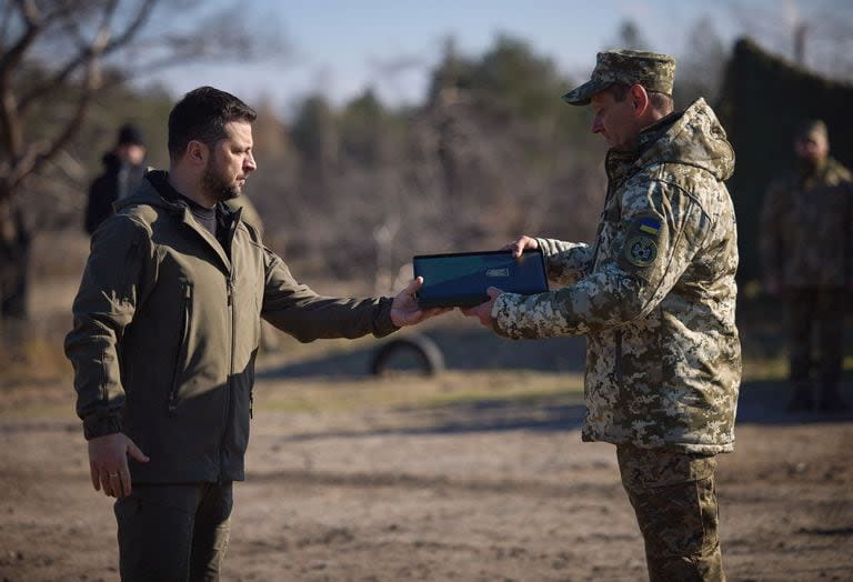 El presidente de Ucrania, Volodimir Zelensky, condecorando a un militar durante una visita a un centro de entrenamiento con motivo del Día de las 