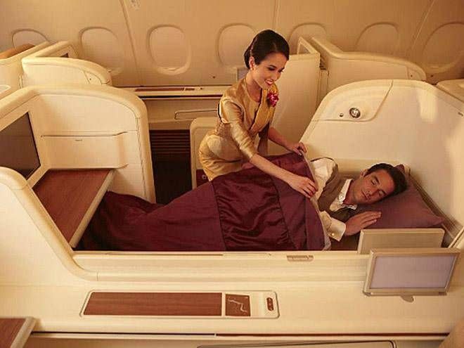 <p>Nel momento in cui raggiungi il tuo posto in prima classe su un volo Thai Airways a lungo raggio, sarai così rilassato che non sarà un problema prendere sonno. All’Aeroporto di Bangkok Suvarnabhumi, infatti, c’è la Royal Orchid Spa che offre trattamenti gratuiti per tutto il corpo, tra cui un massaggio con olio di seta o un massaggio tailandese. </p>