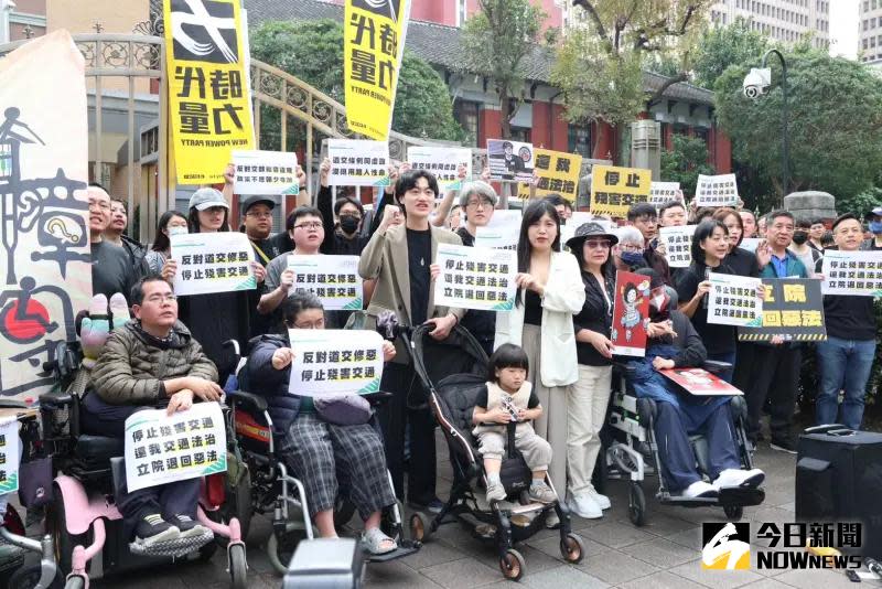 ▲⾏⼈路權團體「還路於⺠ VISION ZERO TAIWAN」、⾼雄市⾏⼈路權促進會共同舉辦 「⽩紙鶴悼念步⾏活動」。（圖／資料照片）