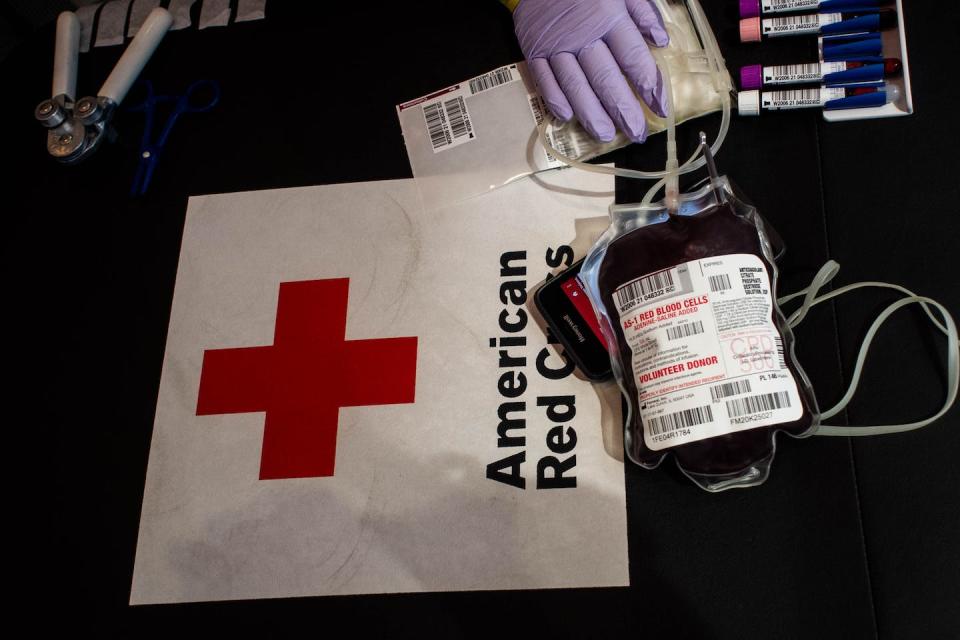 Modern tests and screening protocols prevent blood of people with HIV or other diseases from getting into the U.S. blood supply. <a href="https://www.gettyimages.com/detail/news-photo/phlebotomist-adel-velasco-prepares-a-blood-donation-at-a-news-photo/1308846819?adppopup=true" rel="nofollow noopener" target="_blank" data-ylk="slk:MediaNews Group/Los Angeles Daily News via Getty Images;elm:context_link;itc:0;sec:content-canvas" class="link ">MediaNews Group/Los Angeles Daily News via Getty Images</a>