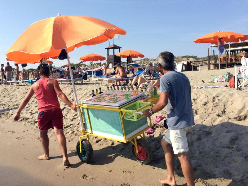 Kühles Getränk gefällig? Der Versorger bringt es dem Urlauber direkt an den Strand. Foto: Annette Reuther