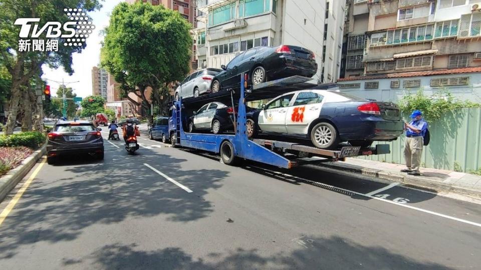 載運汽車的托運車突然滑動意外壓傷人。（圖／TVBS）