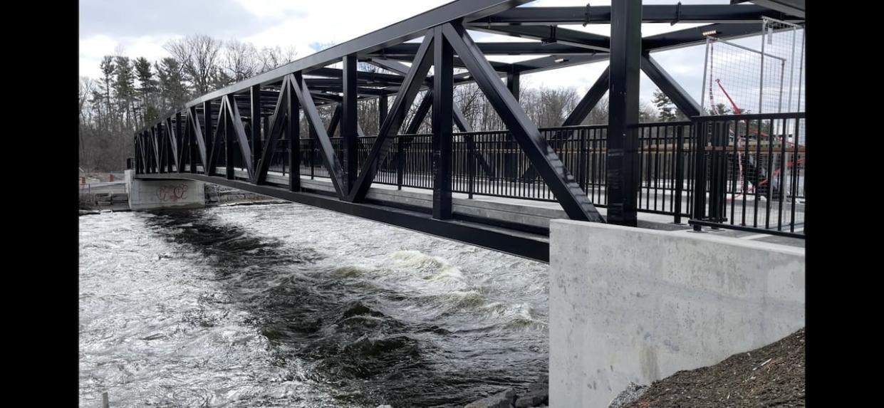 The bridge connecting Carleton University to Vincent Massey Park was first installed in July 2022 but has remained closed to the public ever since. (Arthur White-Crummey/CBC - image credit)