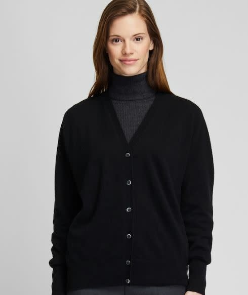 This sweater is made with 100% cashmere. <strong>Find it for $100 at <a href="https://fave.co/2pTK0Gw" target="_blank" rel="noopener noreferrer">Uniqlo</a>.&nbsp;</strong>