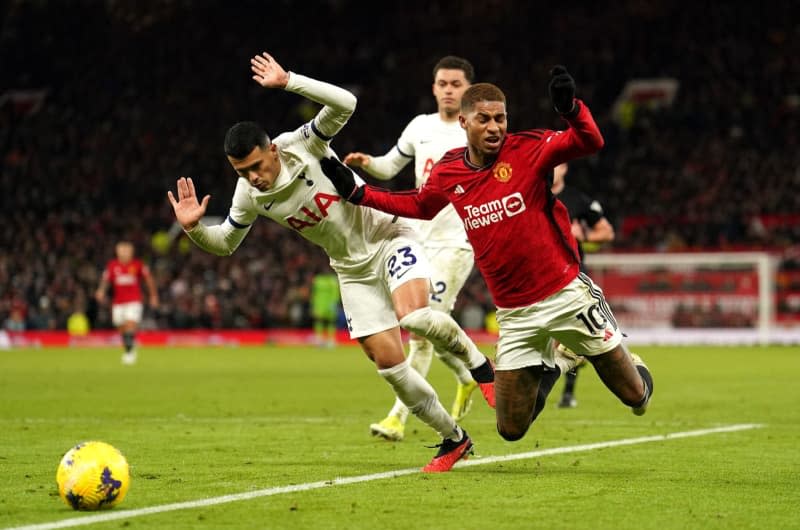 Tottenham Hotspur's Pedro Porro (L) and Manchester United's Marcus Rashford battle for the ball during the English Premier League soccer match between Manchester United and Tottenham Hotspur at Old Trafford. Martin Rickett/PA Wire/dpa