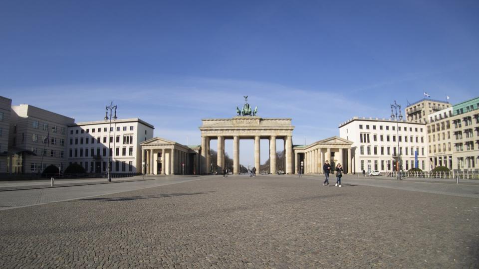 Der Pariser Platz am Brandenburger Tor ist fast menschenleer.