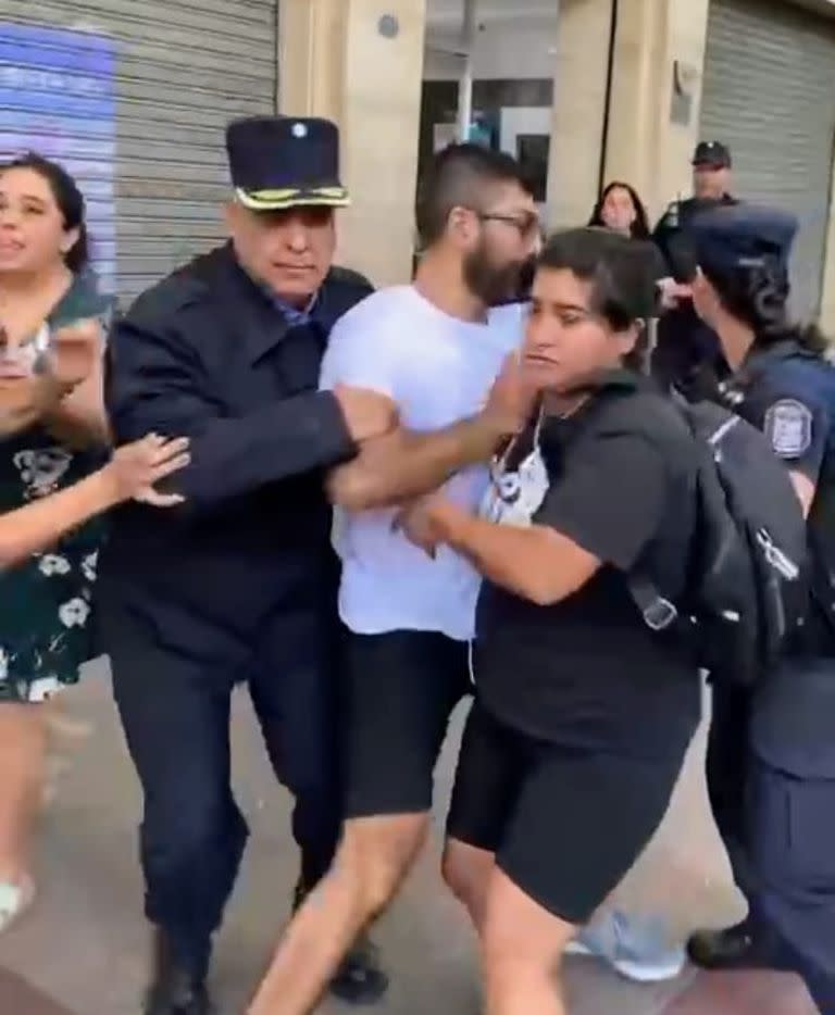 El momento de la detención de Martín Rodríguez, líder del PO en Mendoza, en medio de la manifestación.