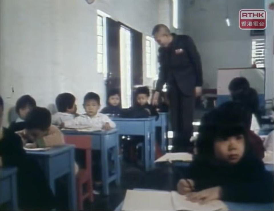 翻查資料，九龍城寨當年亦設幼稚園，其中一間是中華傳道會開設的「恩光學校」。（香港電台《鏗鏘集》〈城寨〉截圖）