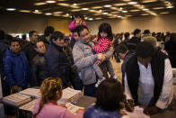 Ciudadanos ecuatorianos hacen fila para depositar su voto en un puesto electoral de Barcelona, España, el 17 de febrero de 2013. AP Photo/Emilio Morenatti