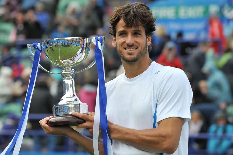 Feliciano López posa con su título en Eastbourne