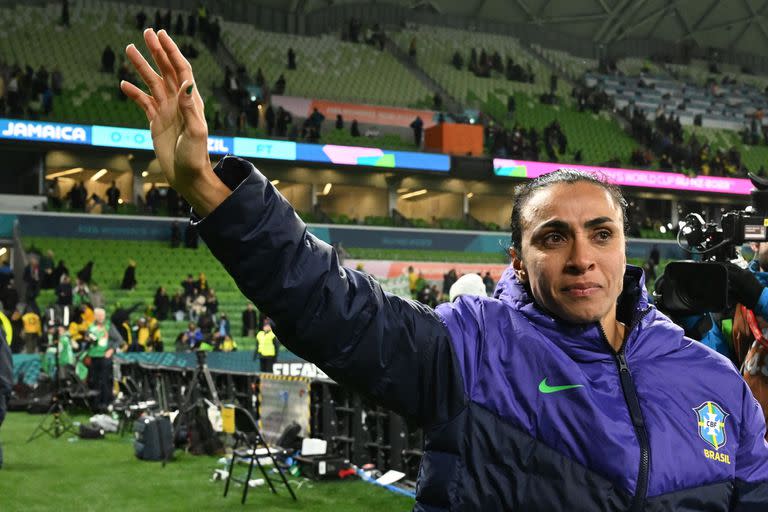 A los 37 años, la Reina de las Copas del Mundo se despide tras la eliminación de Brasil: Marta dice adiós